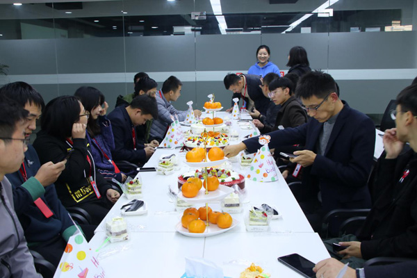 联测员工生日会：共奋斗,同成长
